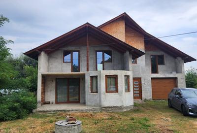 Casă individuală cu 4 camere cu Garaj în Zamostea