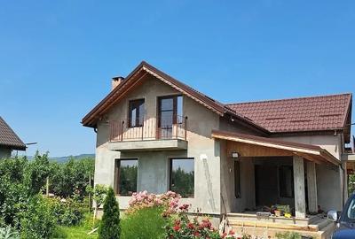 Casă cu Teren 1030 Mp în Ogrăzile