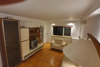 Apartament cu 3 camere semidecomandat în Aviației