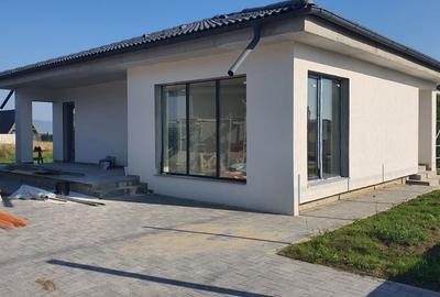 Casă cu 4 camere în Sânpetru