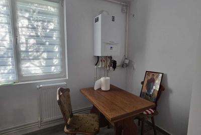 Apartament cu 3 camere semidecomandat în Titan