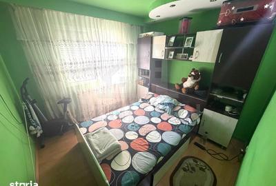 Apartament cu 3 camere semidecomandat în Craiovița Nouă