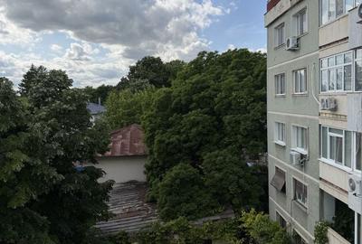 Apartament cu 3 camere semidecomandat în Copou - 1