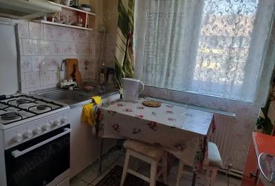 Apartament cu 3 camere semidecomandat în Brad