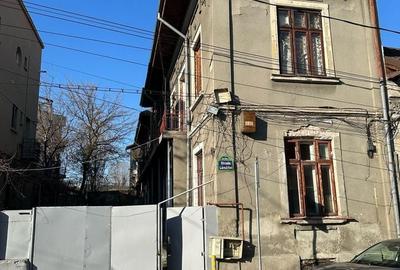 Casă cu 8 camere cu Canalizare în Parcul Carol
