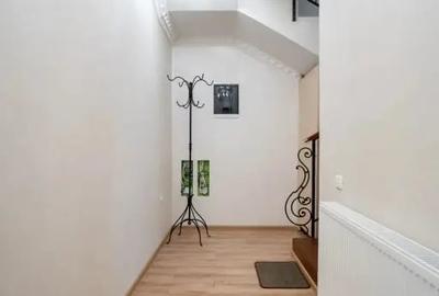 Casă cu 7 camere cu Teren 492 Mp în Central