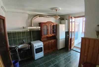 Apartament cu 4 camere semidecomandat în Petros - 1