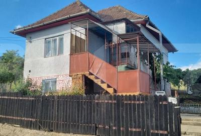 Casă cu 4 camere decomandat cu Teren 2580 Mp în Moldovenești