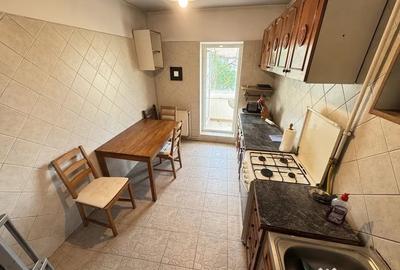 Apartament cu 3 camere decomandat în Delfinariu