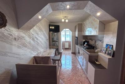Apartament cu 3 camere decomandat, mobilat în Central