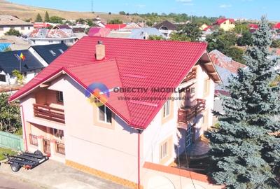 Casă individuală cu 7 camere cu Canalizare în 1 Mai - 2