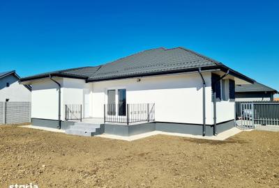 Casă cu 4 camere cu Teren 800 Mp în Săbăreni