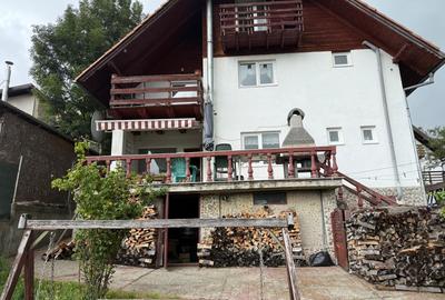 Casă cu 7 camere cu Canalizare în Moieciu de Jos