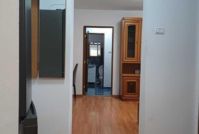 Apartament cu 3 camere semidecomandat în Mărăței