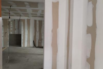Casă cu 4 camere în Lumina