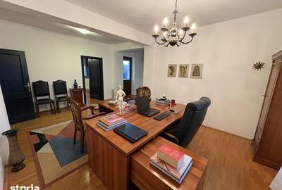Casă cu 9 camere cu Teren 722 Mp în Străulești