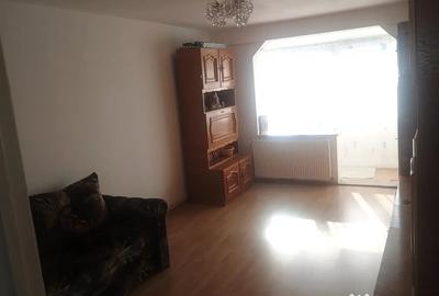 Apartament cu 2 camere decomandat în Tractorul