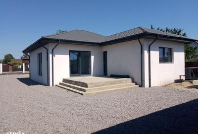 Casă cu 4 camere în Lacu Sărat