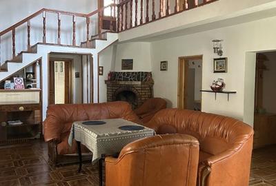Casă cu 6 camere cu Teren 446.74 Mp în Central - 2