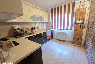 Apartament cu 3 camere decomandat în Micro 6