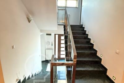 Duplex cu 12 camere cu Canalizare în Central - 16