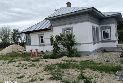 Casă cu 3 camere cu Teren 900 Mp în Central - 1