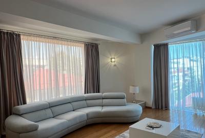 Apartament cu 3 camere semidecomandat în Herăstrău