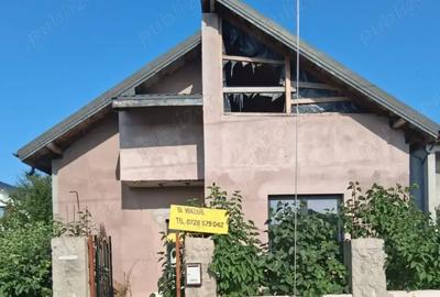 Casă cu 4 camere în Dascălu