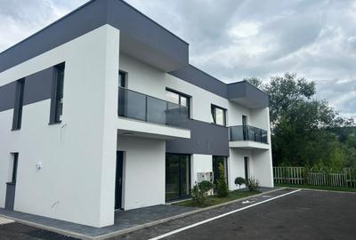 Duplex cu 4 camere cu Canalizare în Florești