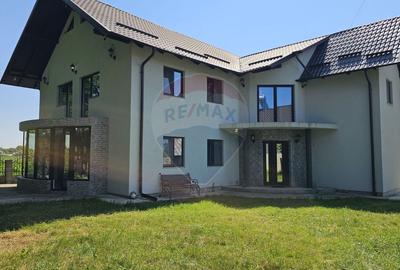 Casă individuală cu 5 camere cu Teren 3600 Mp în Hănțești