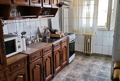 Apartament cu 2 camere decomandat în Intim