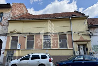 Casă individuală cu 7 camere cu Canalizare în Traian - 1