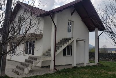 Casă cu 5 camere cu Teren 700 Mp în Est