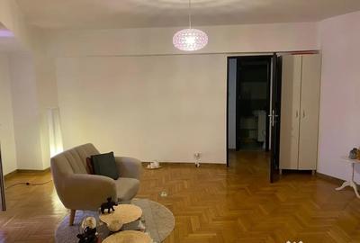 Apartament cu 3 camere semidecomandat în Calea Victoriei