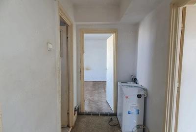 Apartament cu 3 camere semidecomandat în Iancului