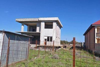 Casă cu 4 camere cu Teren 450 Mp în Km 4