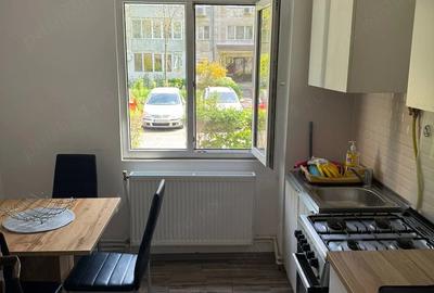 Apartament cu 3 camere decomandat, mobilat în Dacia