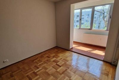 Apartament cu 3 camere semidecomandat în Titan