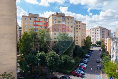Apartament cu 3 camere semidecomandat în Griviței