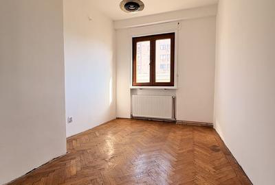Apartament cu 3 camere semidecomandat în Centrul Civic
