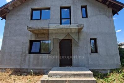 Casă individuală cu 5 camere cu Canalizare în 1 Decembrie
