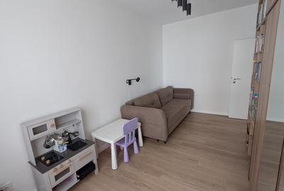 Apartament cu 4 camere semidecomandat în Sud