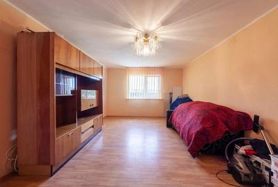 Casă cu Teren 7829 Mp în Cuca