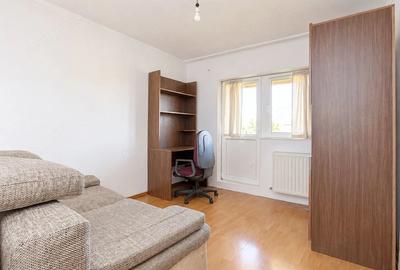 Apartament cu 3 camere decomandat în Lipovei