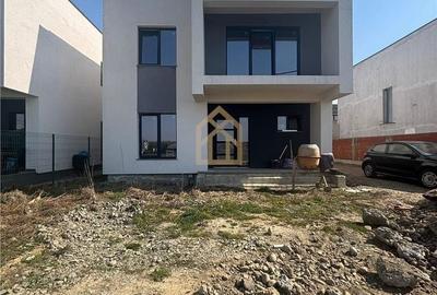 Casă cu 4 camere în Săsar