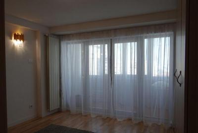 Apartament cu 3 camere semidecomandat, mobilat în Decebal - 5