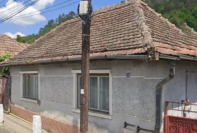 Casă cu 3 camere cu Teren 250 Mp în Central - 1