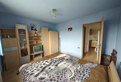 Apartament cu 2 camere decomandat în Micro 4 - 5