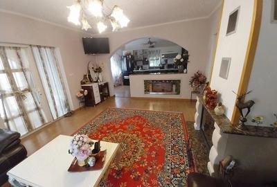 Casă cu Teren 4200 Mp în Livezi - 4