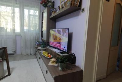 Apartament cu 3 camere semidecomandat în Tomis I